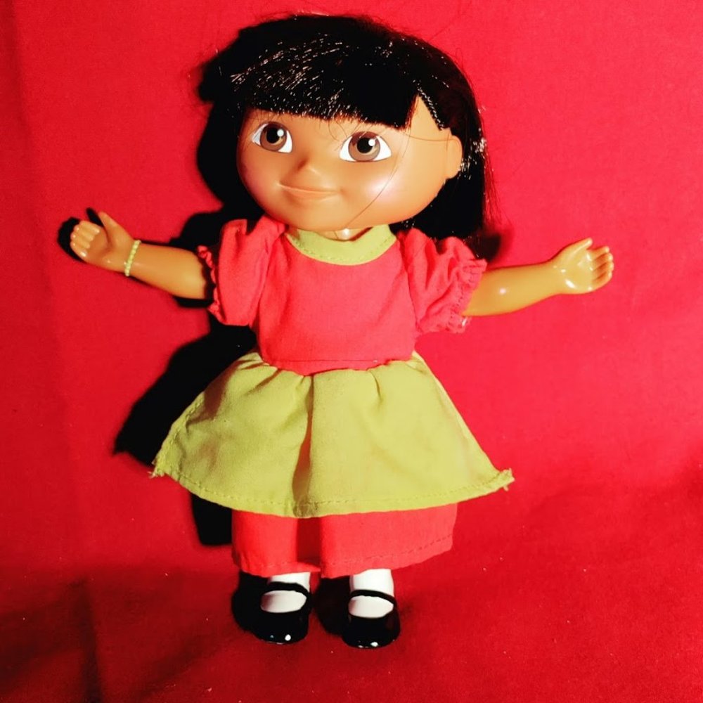 Dora The Explorer Doll in Red Dress & Yellow Apron 2005 Viacom 49106 Mattel